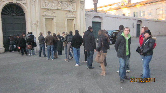 Queue key hole Aventino hill Rome