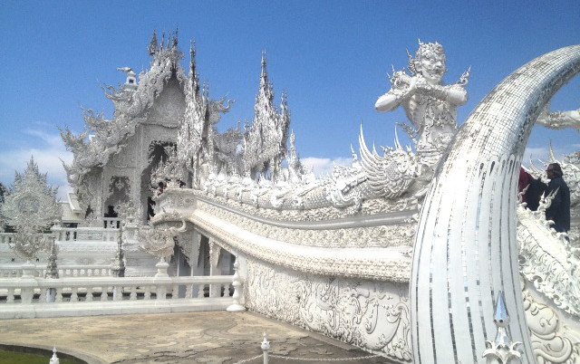 white temple thailand chiang rai