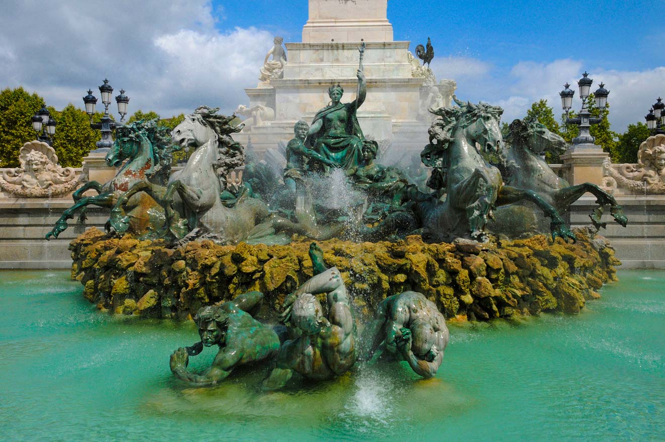 Things to do in Bordeaux - the ultimate guide monument girondines