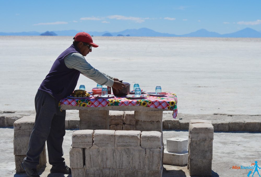 Driver food dinner salar de uyuni_