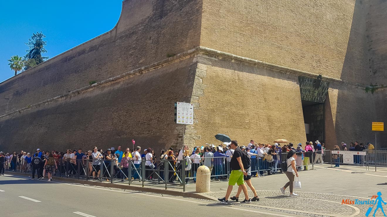 6 most crowded places in Rome and how to avoid the line Vatican Museums lines (2)