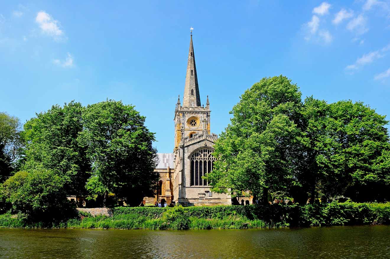 11 Best Things to do in Stratfod-Upon-Avon holy trinity church