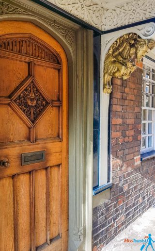 11 Things to do in Oxford narnia door