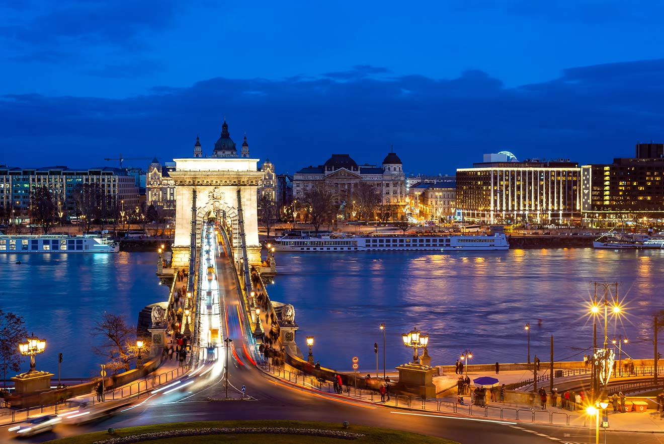 The chain bridge in budapest at night.