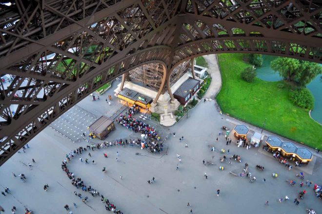 long queue to visit the eiffel tower