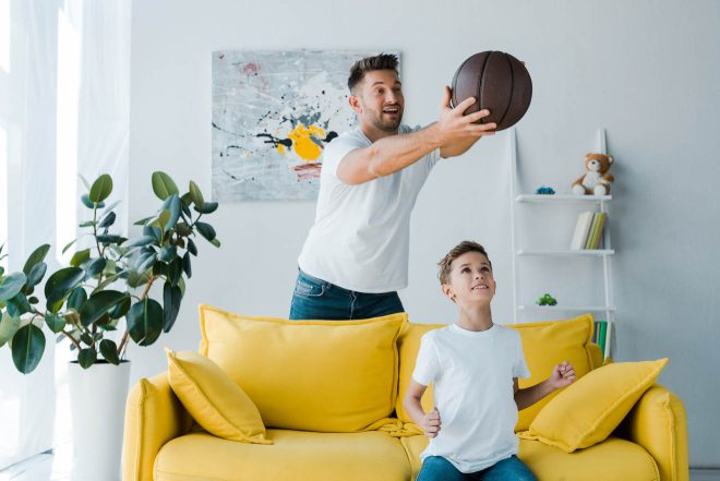 pai e filho jogando bola