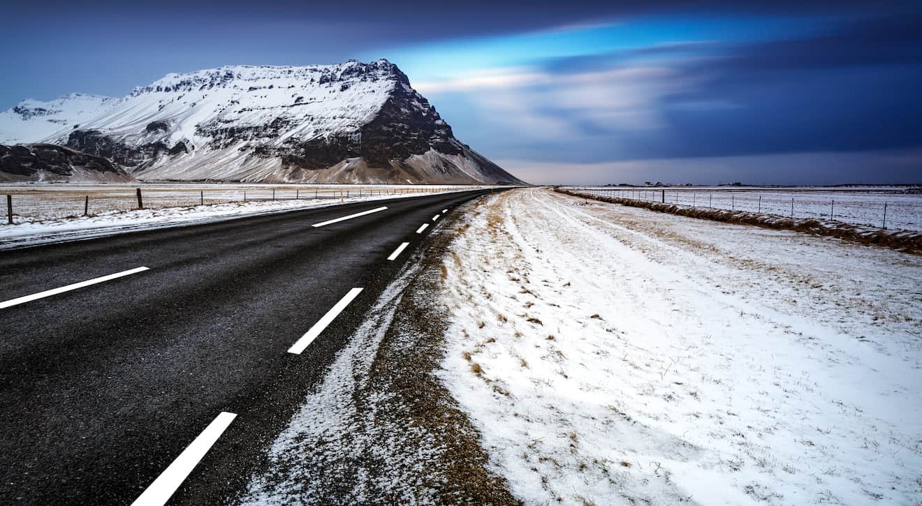 Driving-in-iceland-in-the-winter