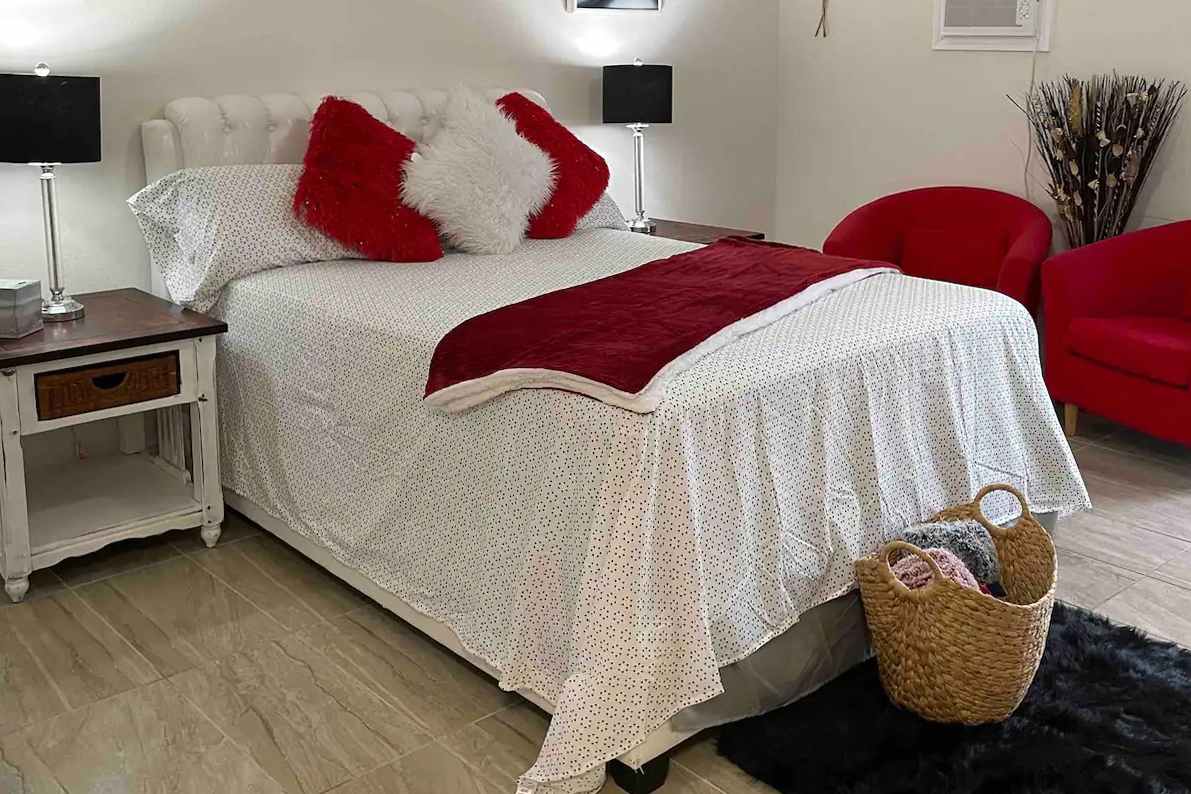 Elegante suite privada en Tampa: ideal para parejas 