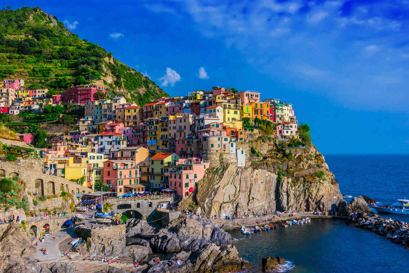 Spectacular panorama of Manarola in Cinque Terre, with its multicolored houses clinging to the cliffside, overlooking the azure sea