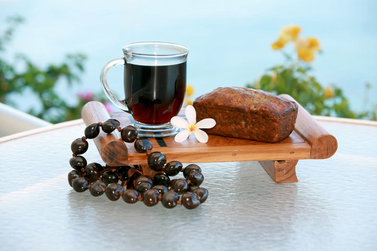 A delicious cake and coffee in one of the best Oahu Cooffee shops