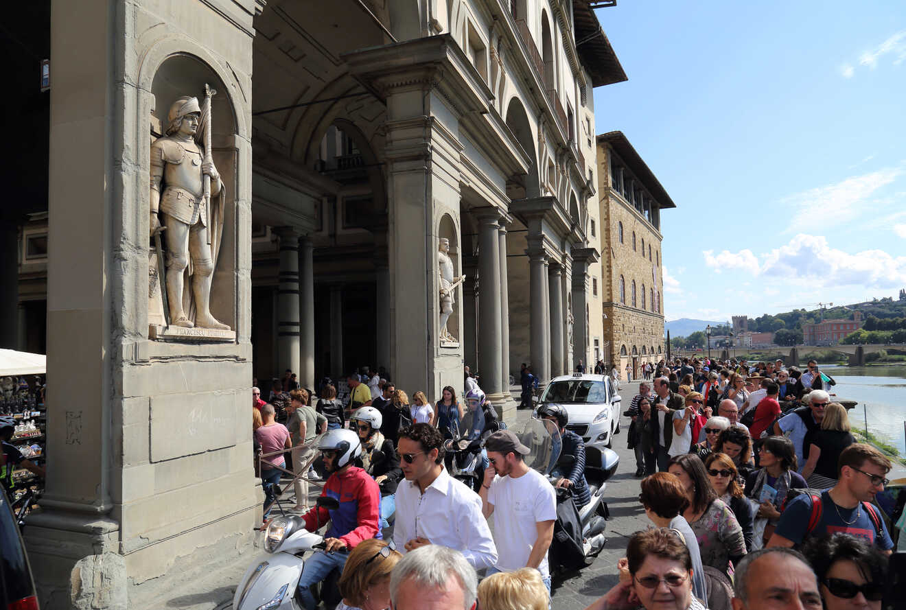 4 Buying tickets at the entrance to Uffizi