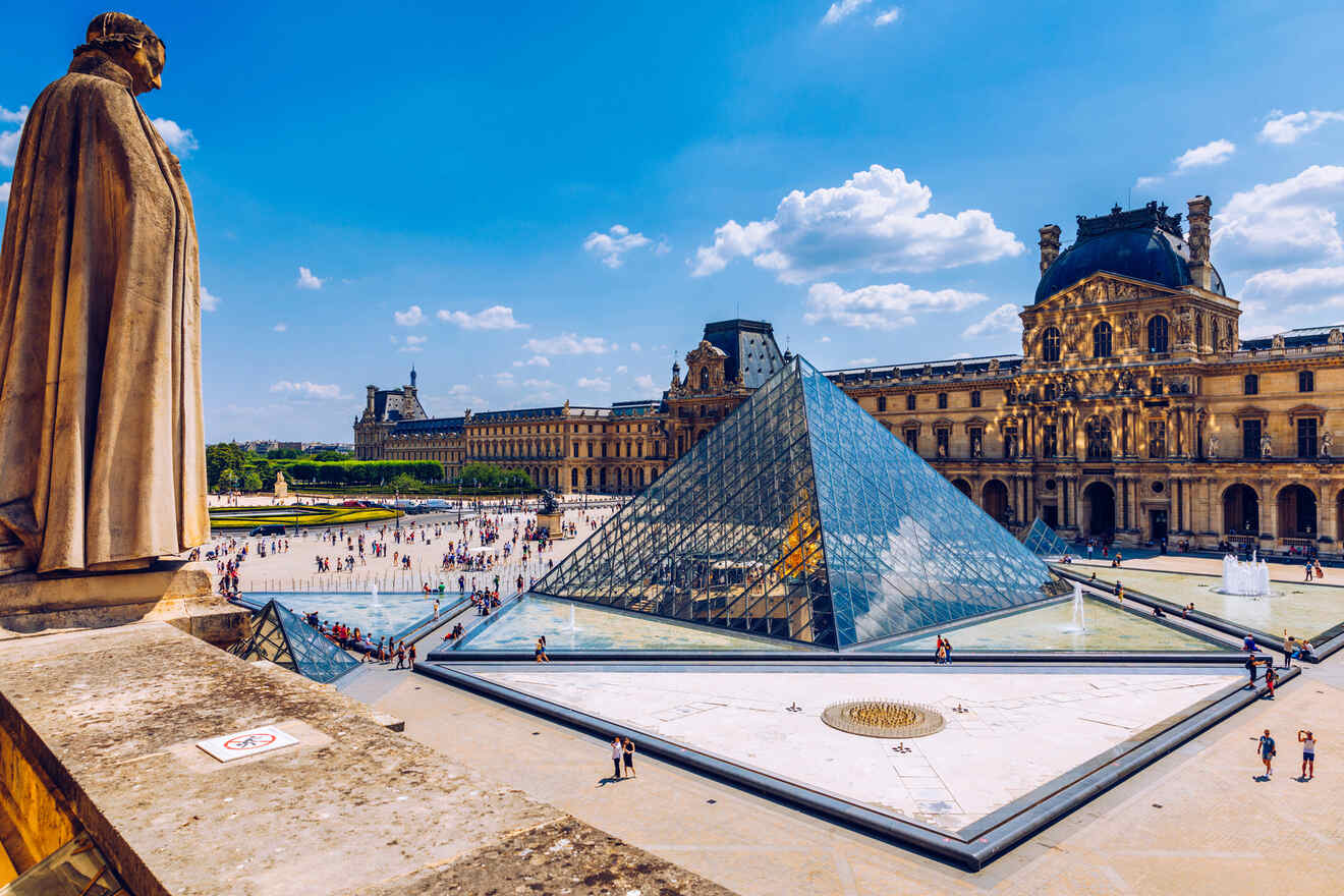 Unusual tour guide of the Louvre museum