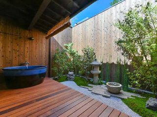 4 4 Authentic Suites with outdoor bathtub
