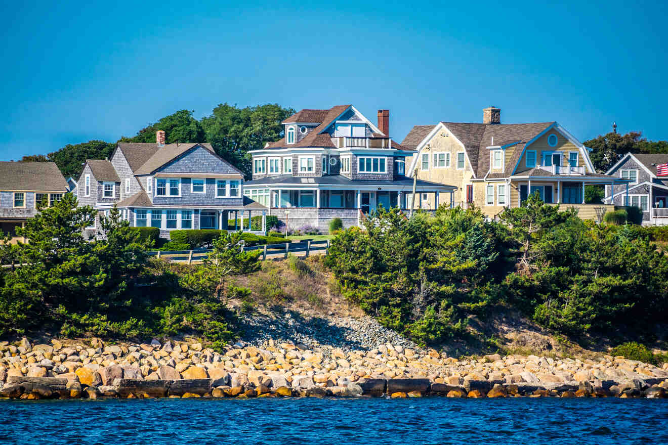 Where do the celebrities stay in Marthas Vineyard
