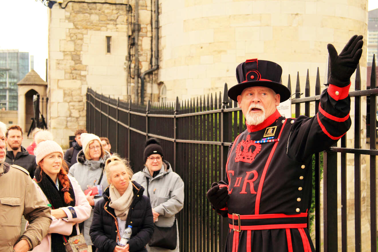 2 The Tower of London famous Yeoman Warder Tour