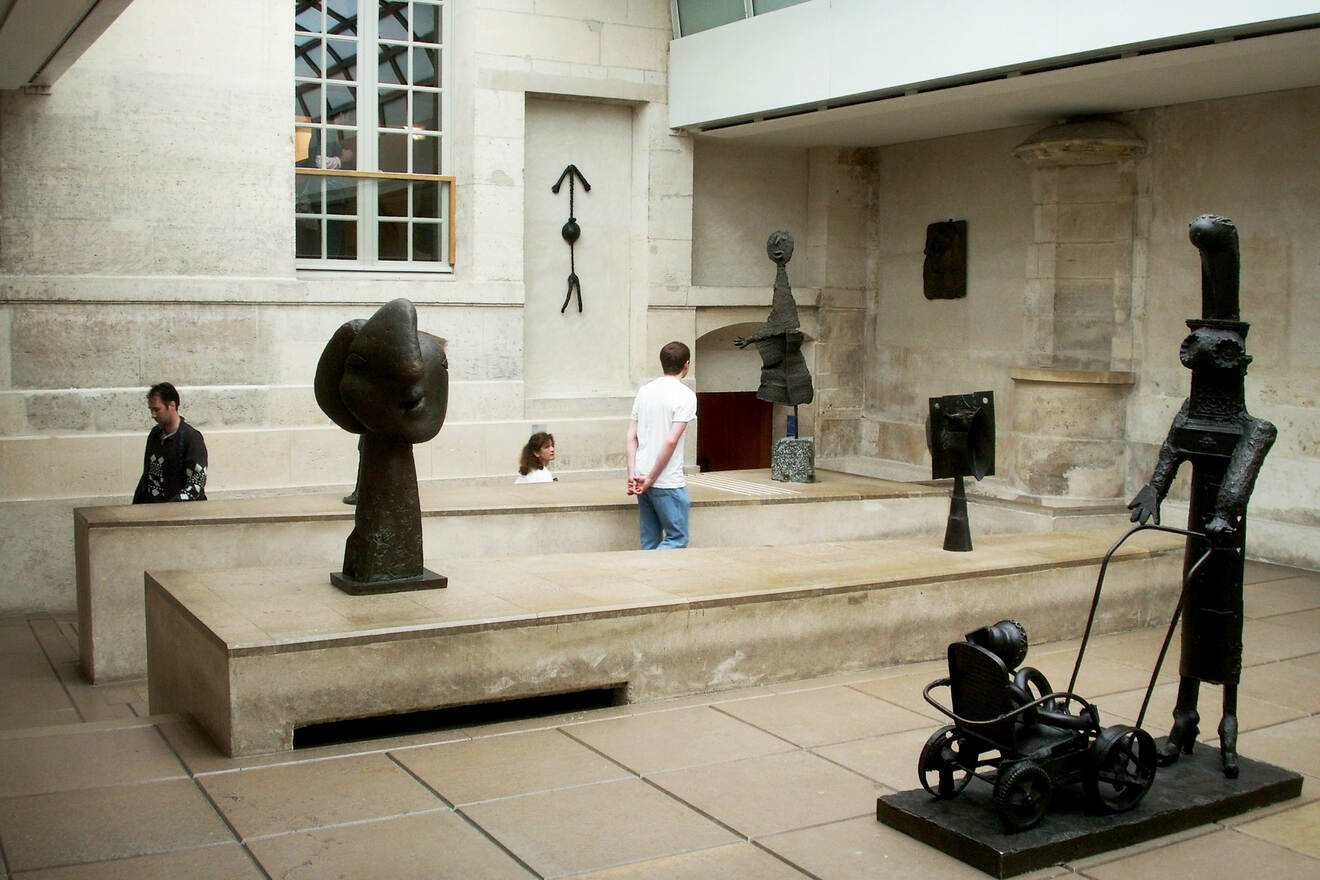 5 Buying tickets at the entrance Picasso Museum