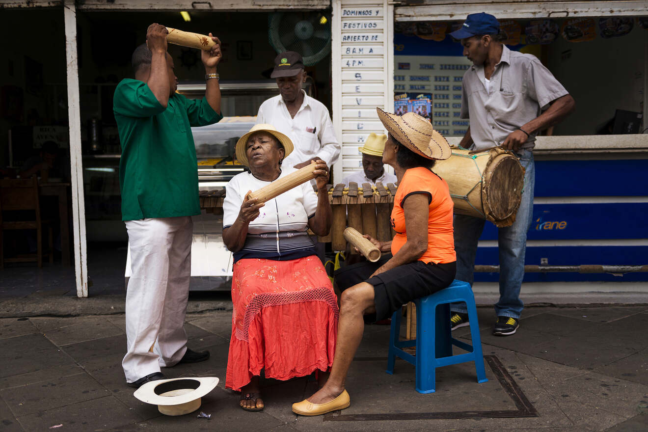 11 people watching in Plaza de Cayzedo