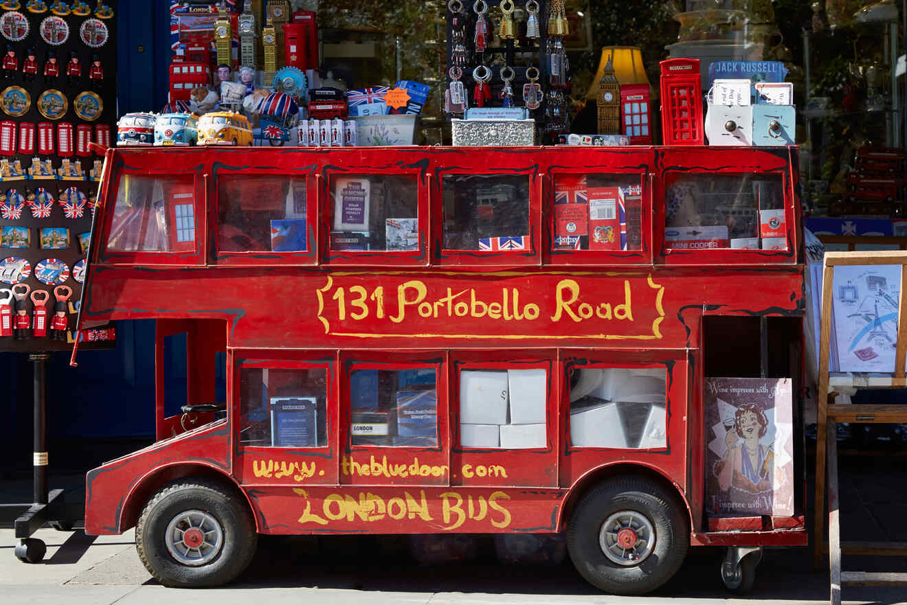 2 London Buckingham Palace souvenir shop