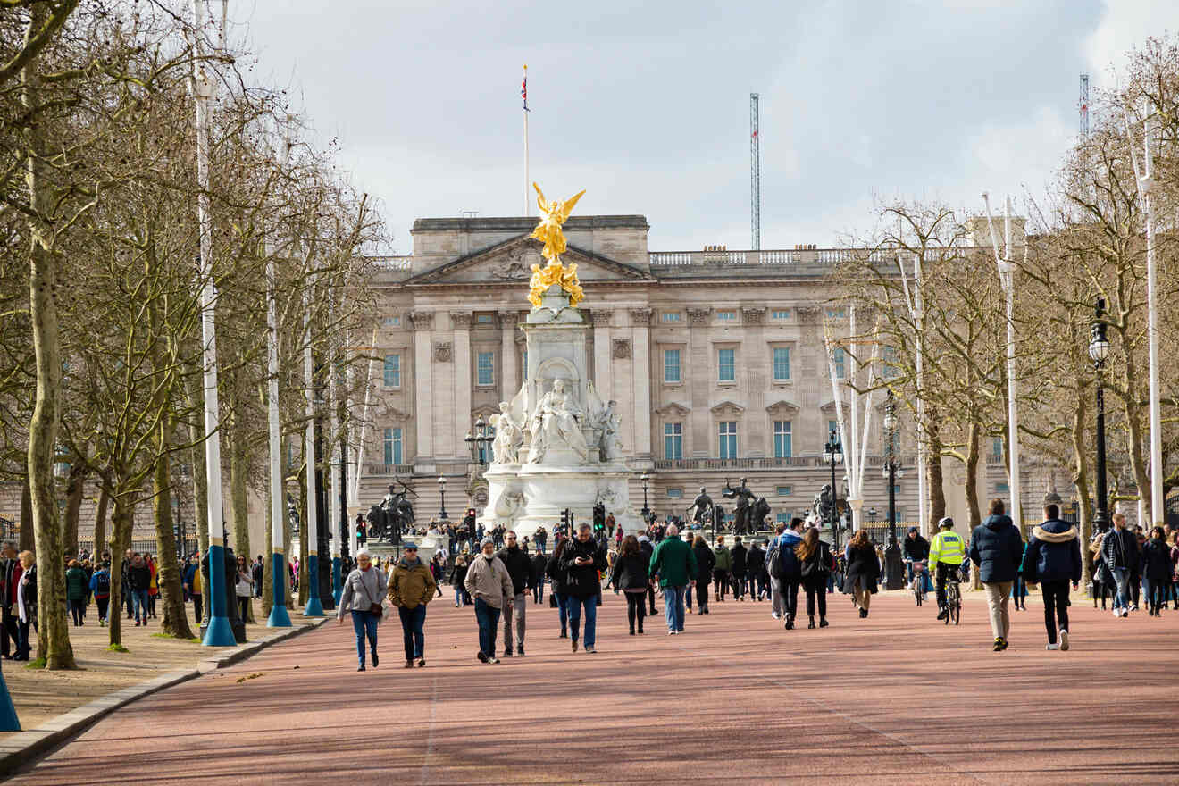 3 Buckingham Palace in winter