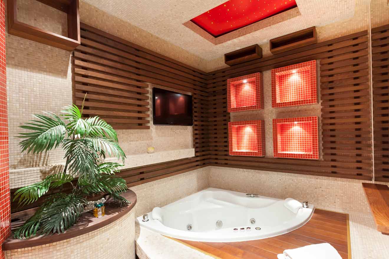 Las Vegas Hot Tub Suites - Top 20 Spa Tub Suites from Budget to Luxury