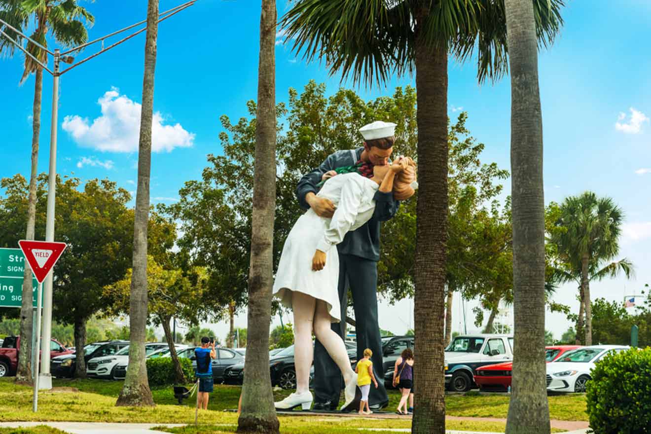 Statue of a couple kissing in Sarasota