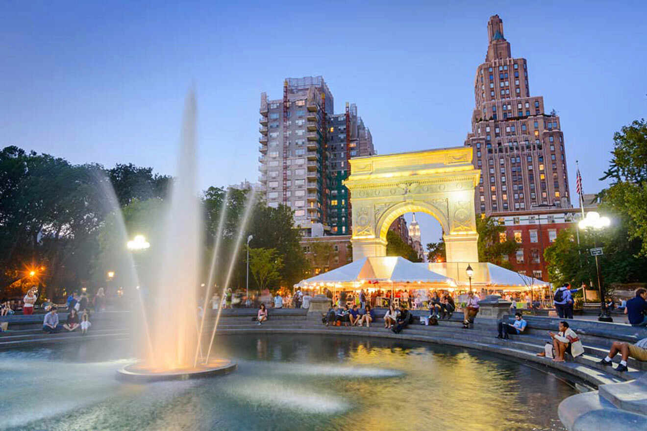 Washington Square Park New York dan air mancur saat matahari terbenam
