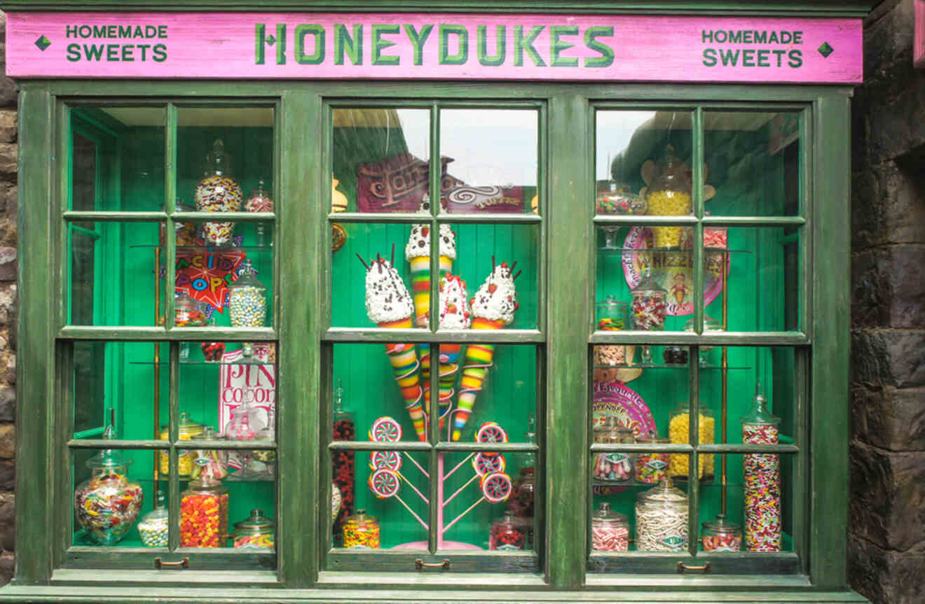 Window display with sweets of Honeydukes