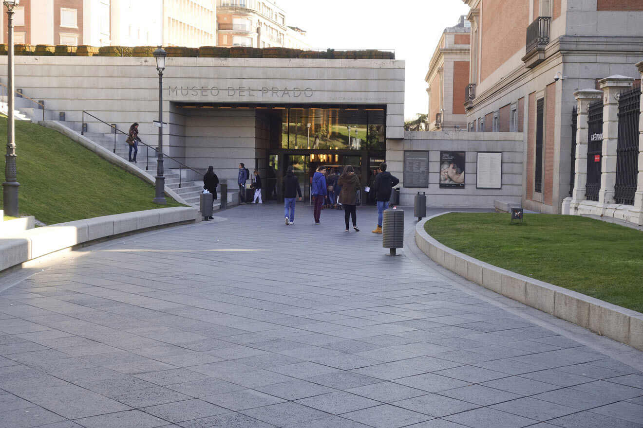 Prado Museum entrance and people waiting to enter