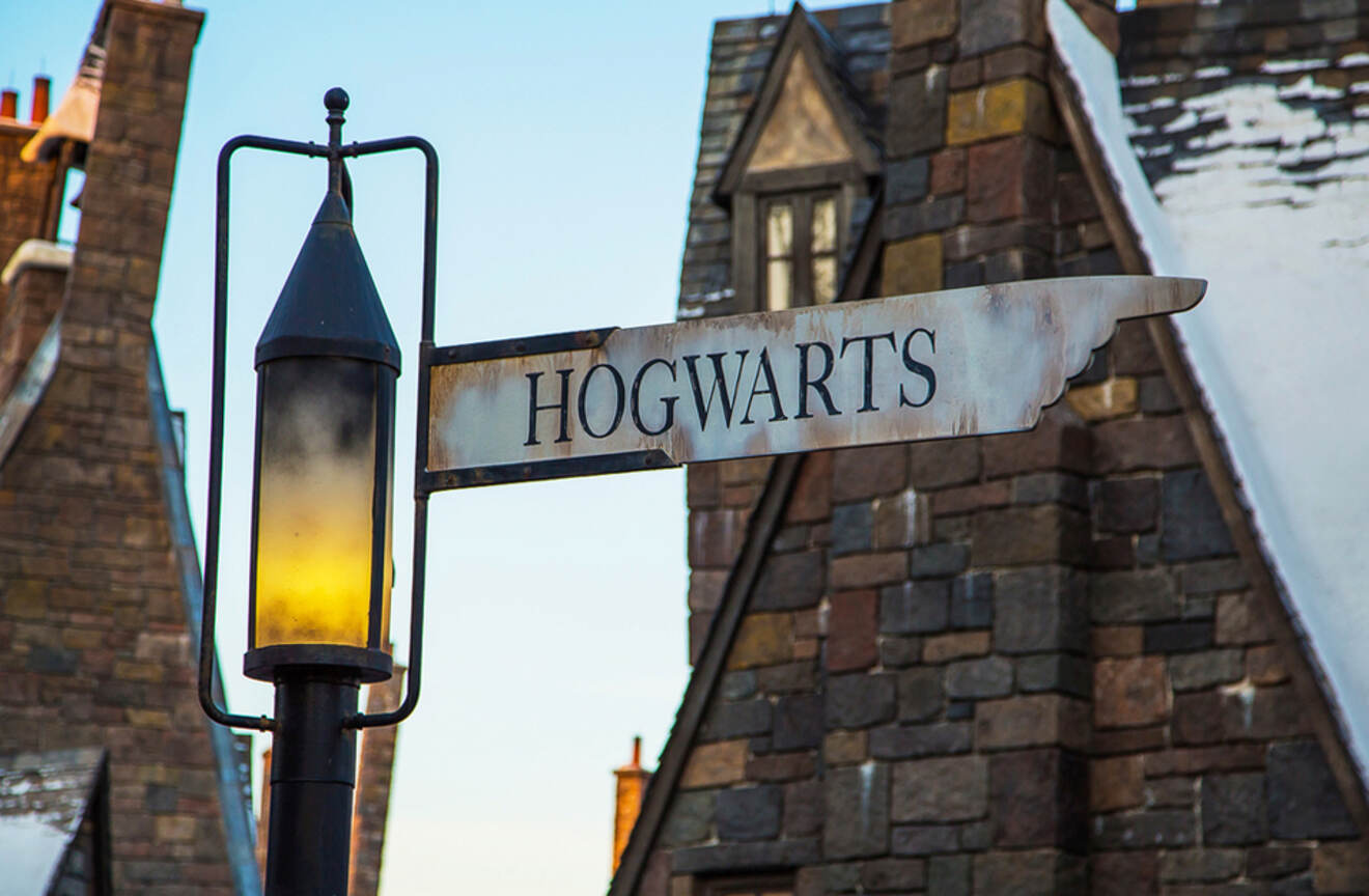 A sign pointing left that says Hogwarts