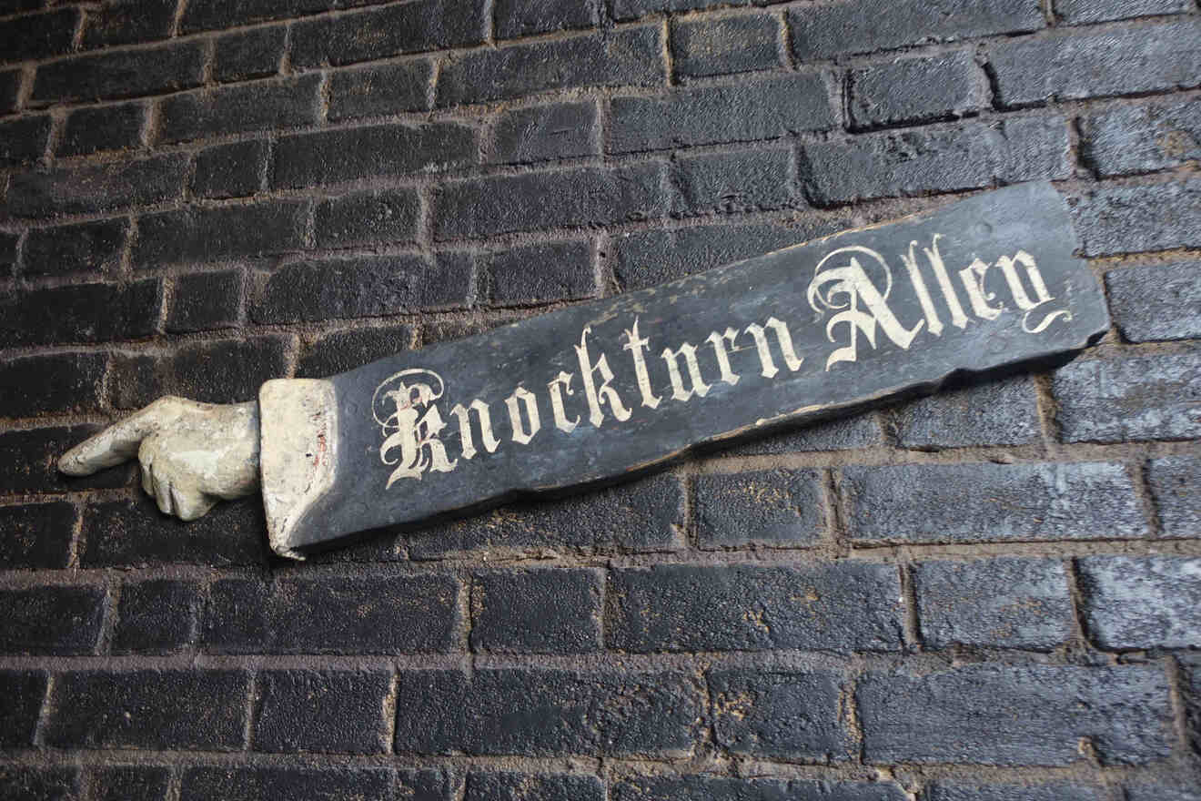 A brick wall with a sign on it that says Knockturn Alley