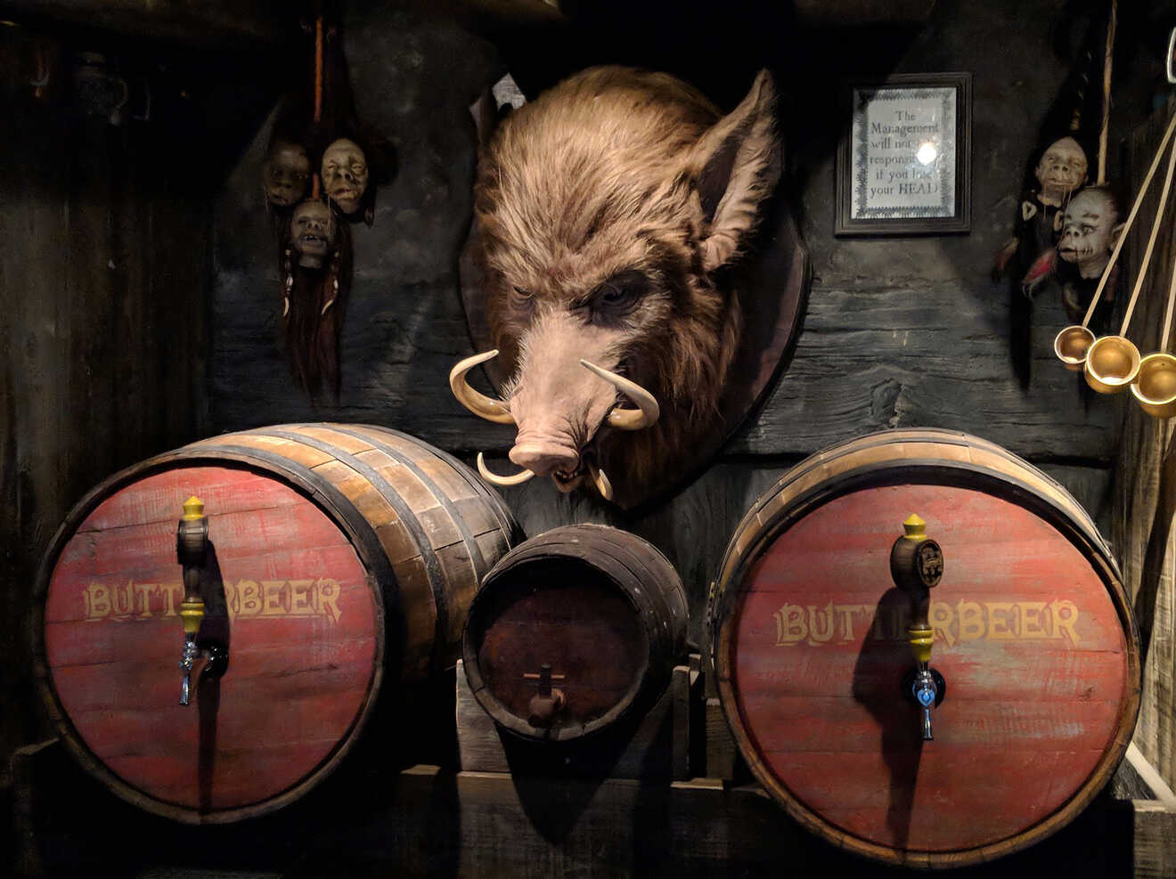 A hog's head between two barrels for butterbeer