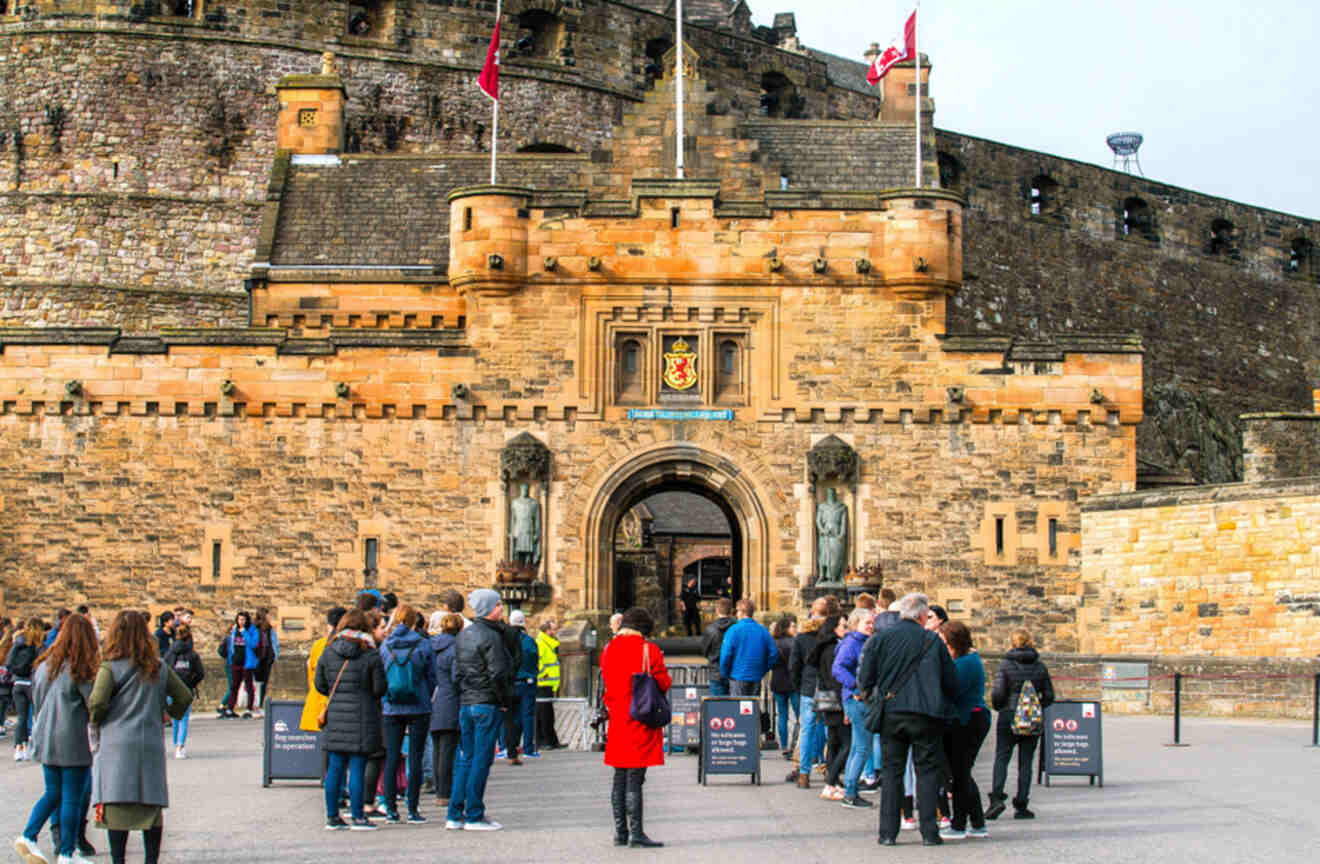 People waiting at the entrance of Edinburgh castle