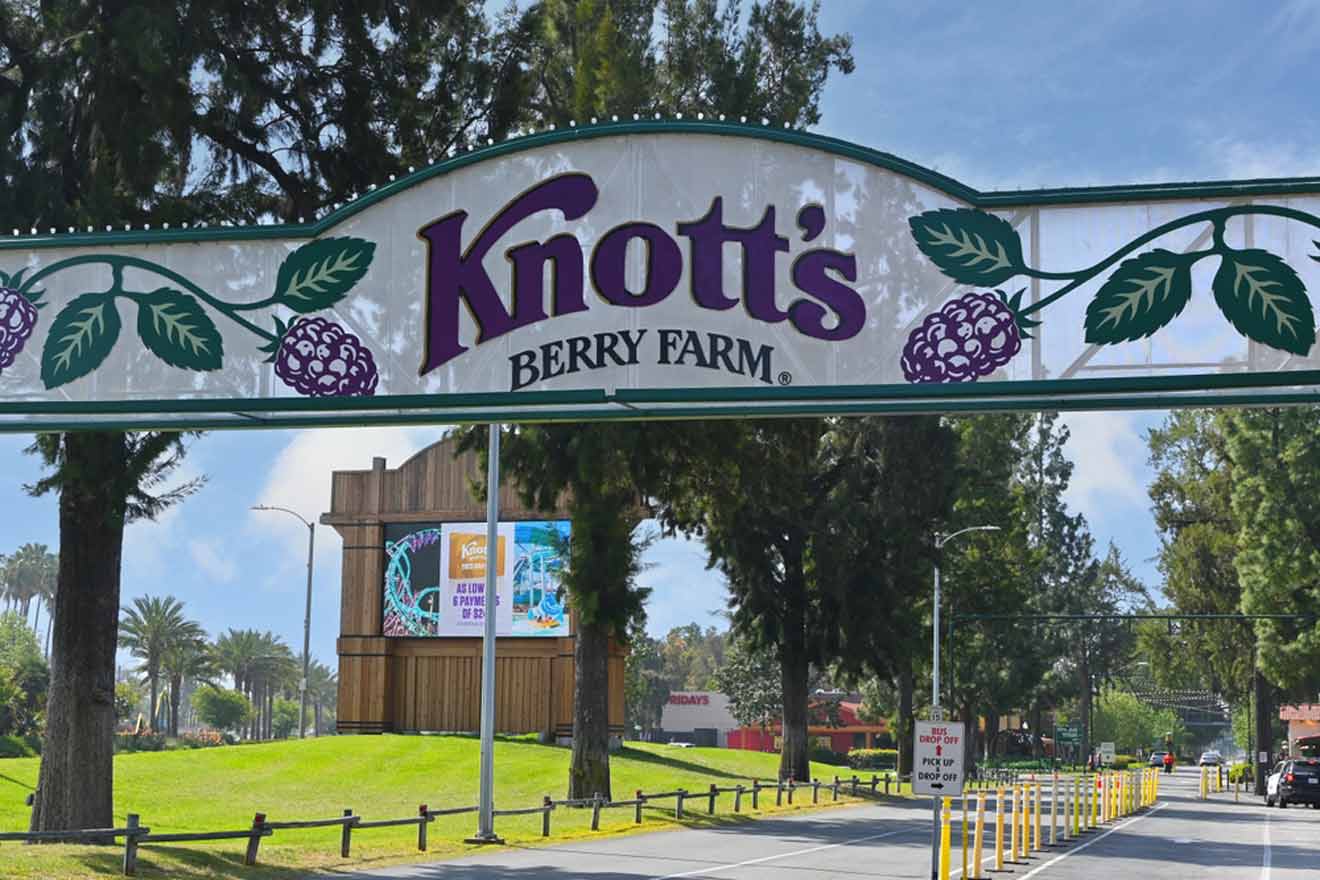 road and big sign with Knotts Berry Farm