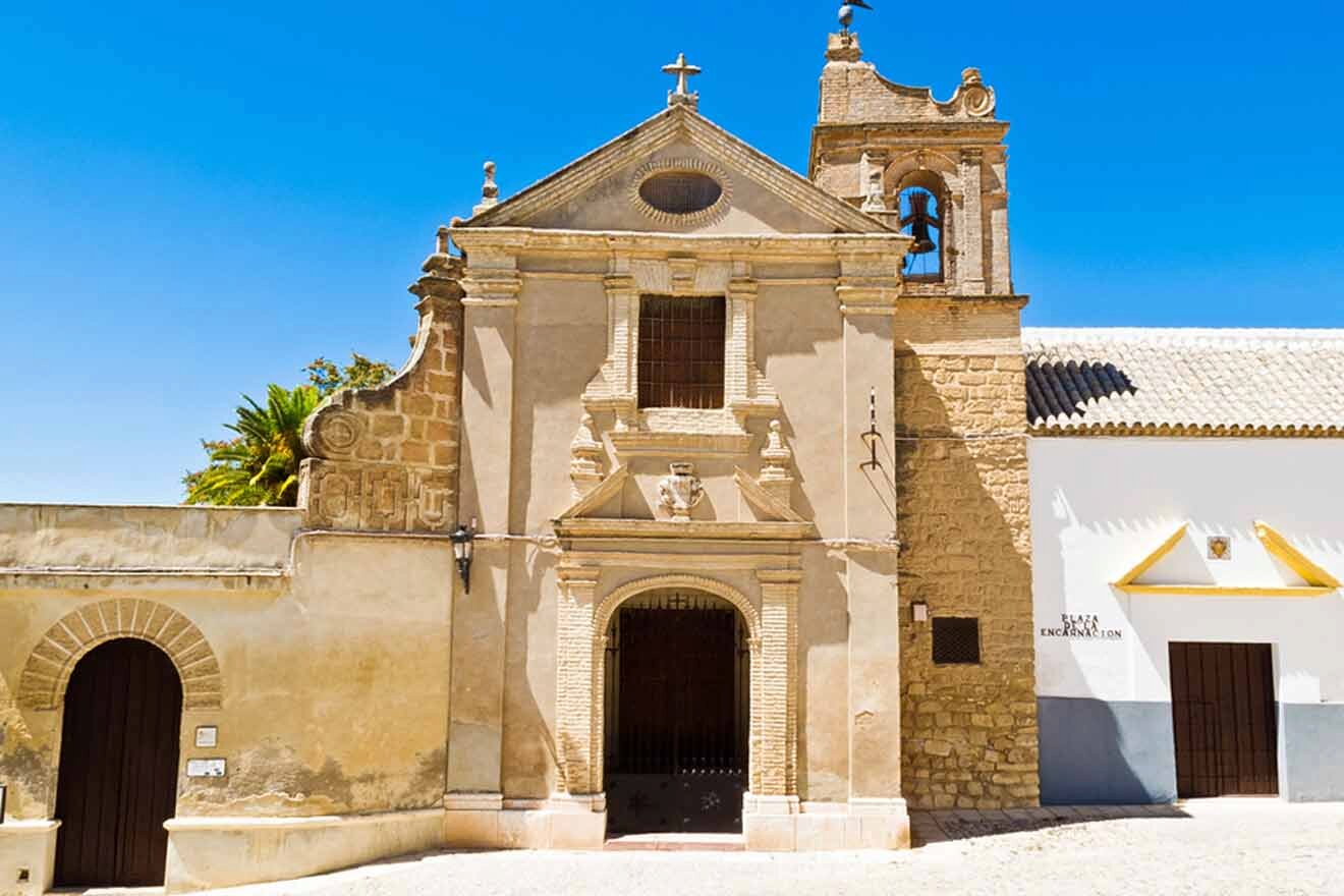 a building with large doors in osuna