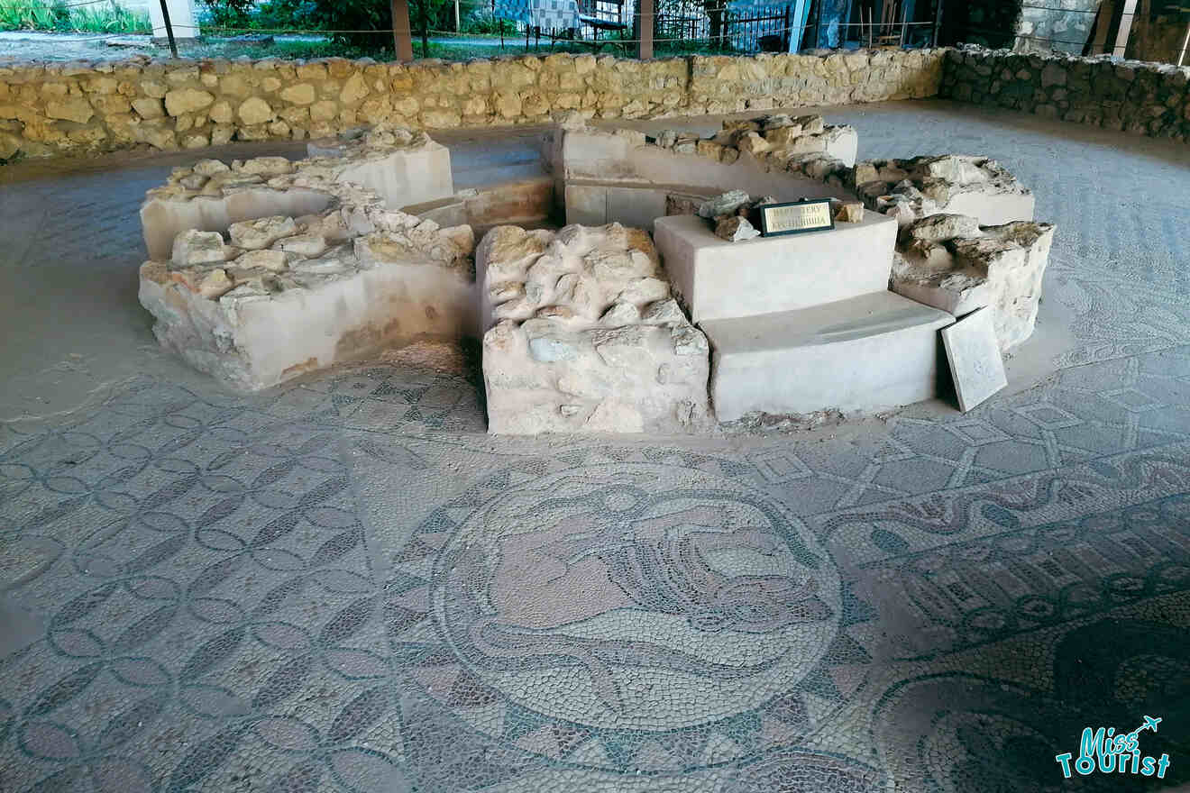 a mosaic surrounding old ruins at Plaoshnik