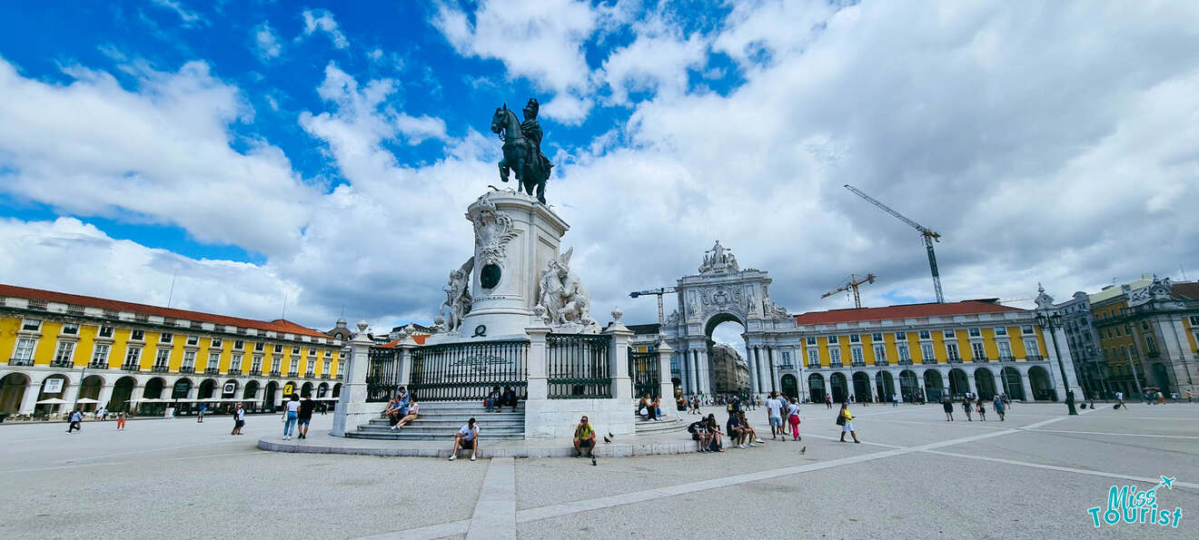 Praça do Comércio in Lisbon featuring an equestrian statue of King José I and the Arco da Rua Augusta.