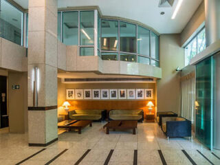 Promenade Palladium Leblon's elegant lobby area featuring modern design, comfortable seating, and artful decor