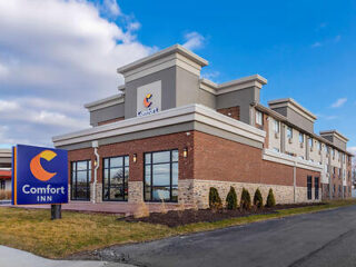 Exterior of Comfort Inn Detroit - Troy showcasing a modern building design with a welcoming entrance