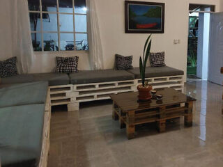 A casual living area with eco-friendly pallet sofas and a low-hanging central coffee table