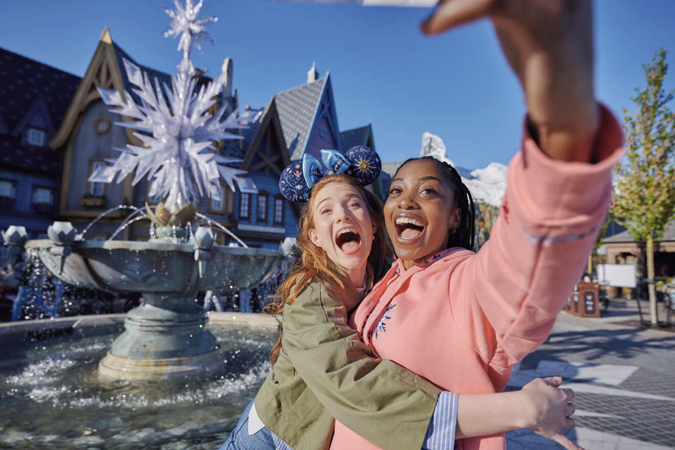 Guests using the Disneyland Paris app at World of Frozen for the virtual queue